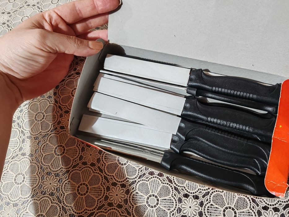 Set cuțite mici nefolosite masă
