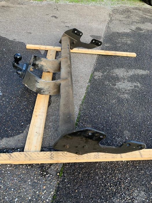 Toyota Hilux Теглич