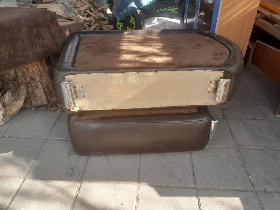 Отдам остатки дивана бесплатно.