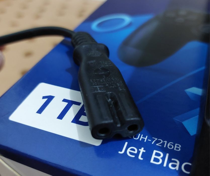 PlayStation 4 Pro 1TB + 2 controllere + 5 jocuri