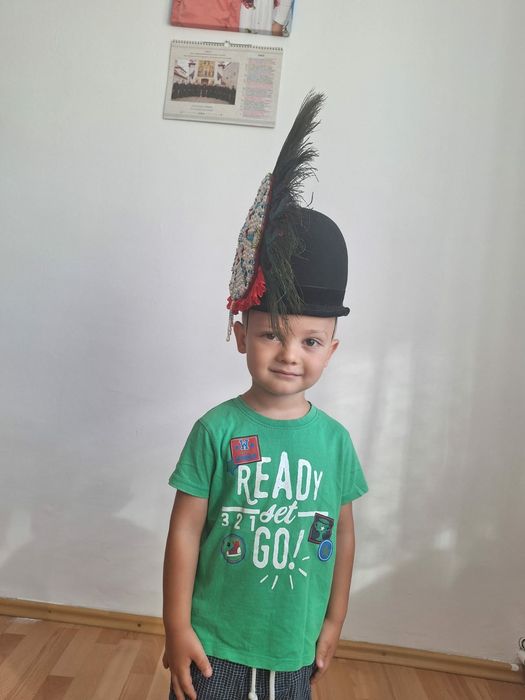 Struț popular de pus la clop sau pălarie, cusut manual, pene păun.