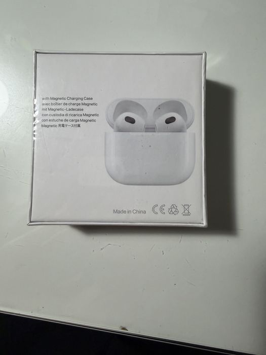 AirPods 3 в пленке