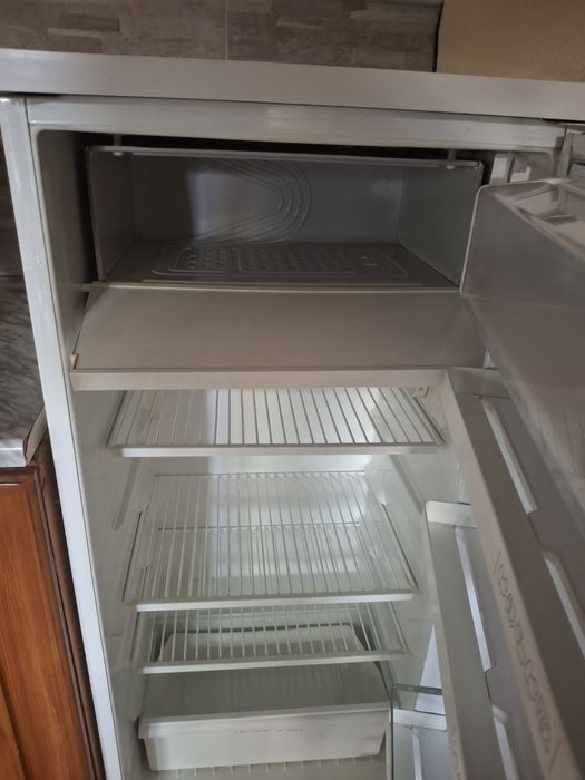 Продавам отлично работещ хладилник Зануси