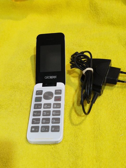 Telefon cu clapeta cu încărcător