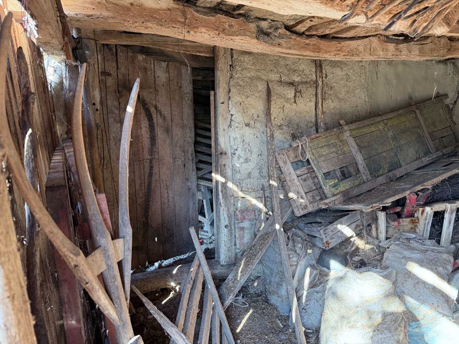 Къща с двор и селскостопански постройки