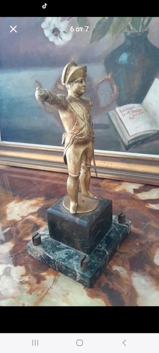 Бронзова фигура на офицер