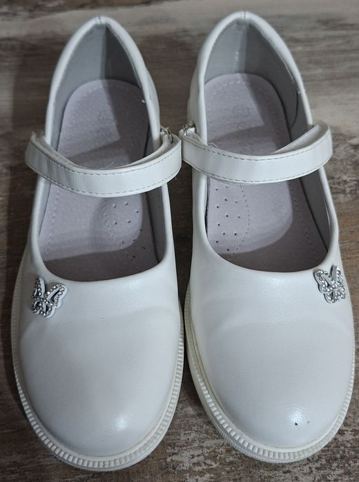 Продавам бели обувки