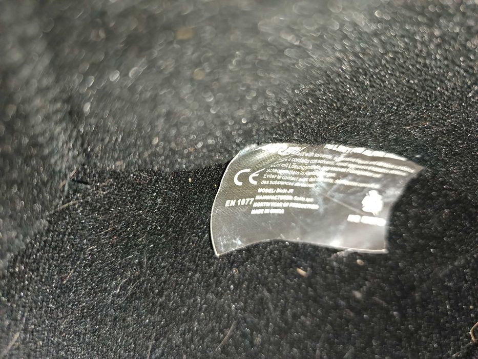 Продавам ски каски 2 бр.