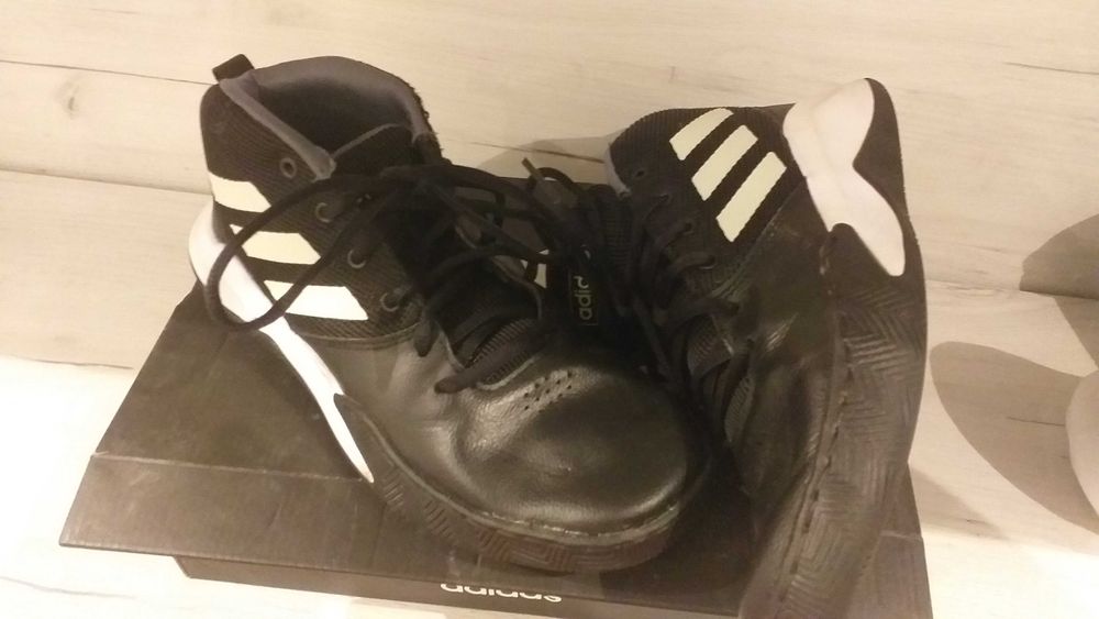 Детски оригинални маратонки на Адидас и сандали 40 номер-50лв.