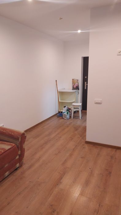 Închiriez garsoniera