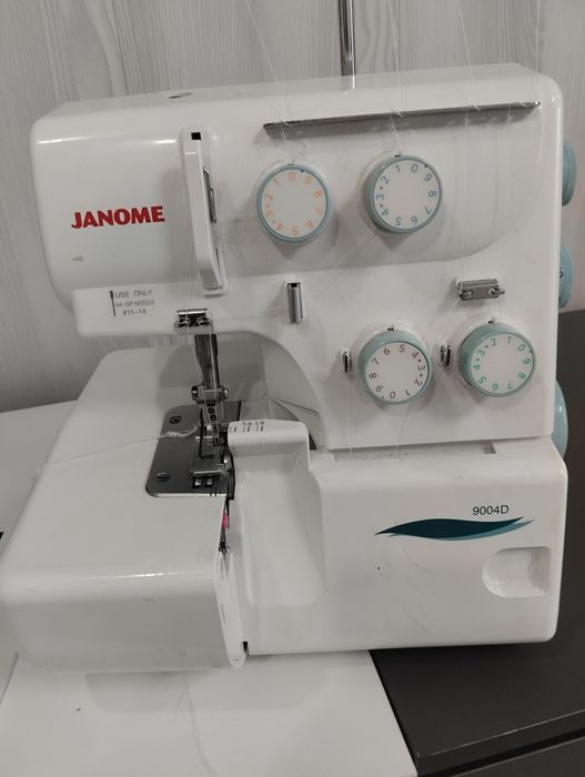 Продаю оверлок Janome