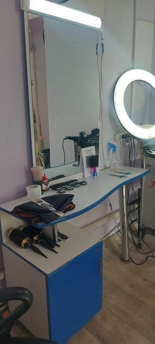 шкафом для парикмахерской с зеркалом