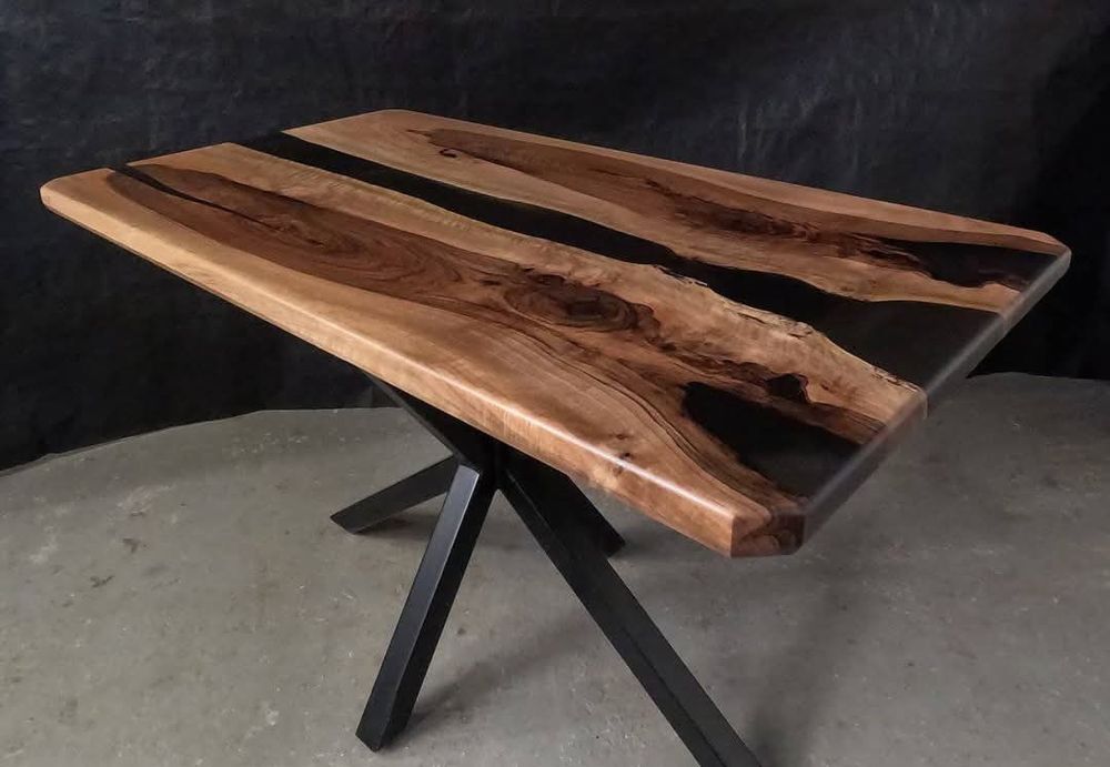 Дизайнерска орехова маса и епоксидна смола