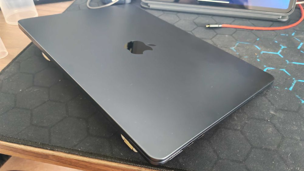 Vând MacBook Air 13-inch, generația 2024 cu Apple M3