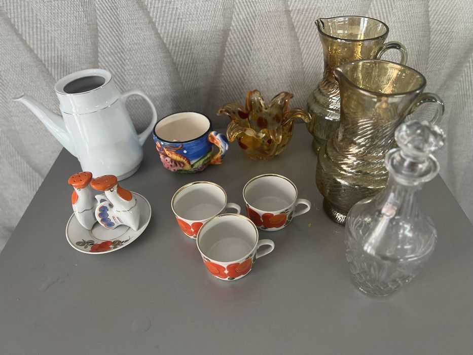 Вазы, графины, хрустальный графин.