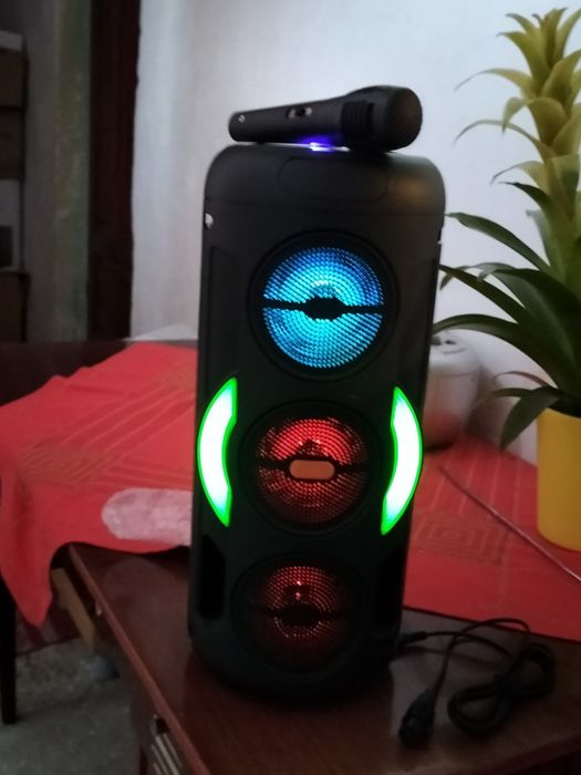 Boxa karaoke noua cu radio, usb, card sid, si mikrofon.