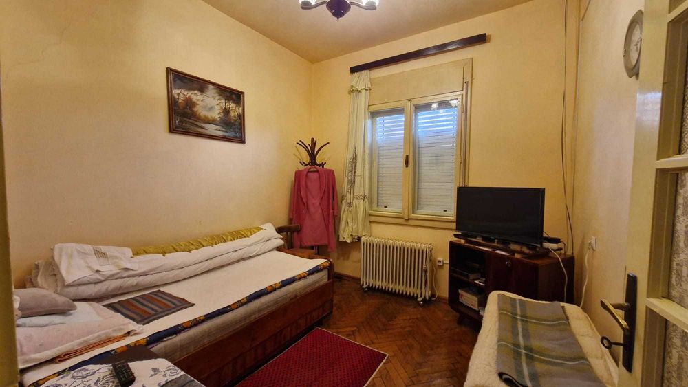 Casă cu 4 camere, teren de 1000 mp, curte 437 mp, suprafata utila 92 mp.