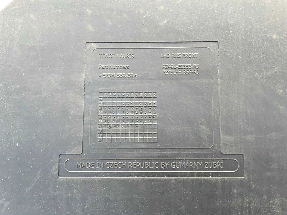 Гумени Стелки Toyota Auris PZ49L-E0353-Rj Оригинал