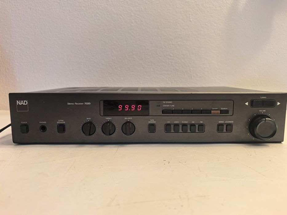 Amplificator NAD 7020i statie