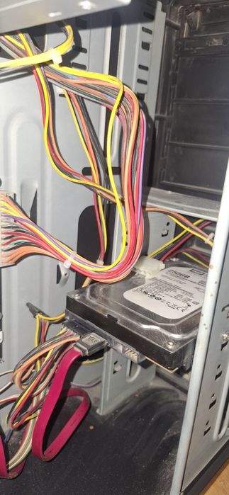 компьютер сатылады
ПЛАТА H61

DDR 3    2 GB

HDD 250 GB

MONITOR 19

B