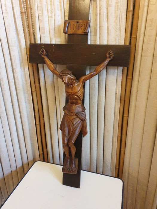Crucifix din lemn