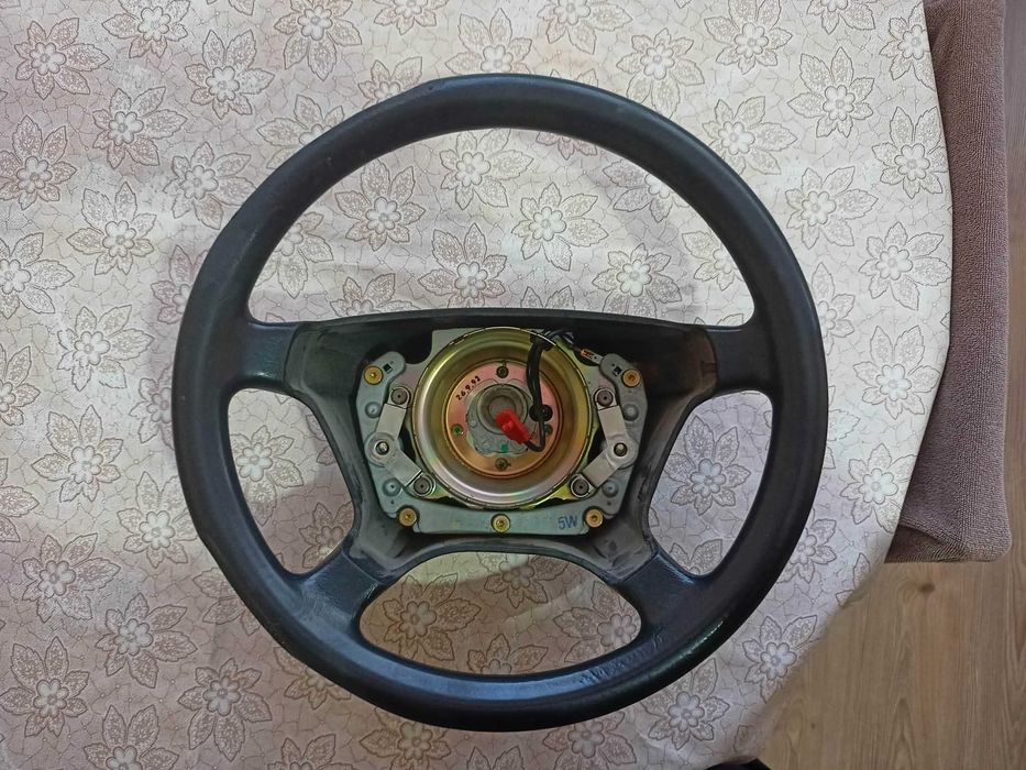Продава се оригинален гумен волан за Мерцедес W124