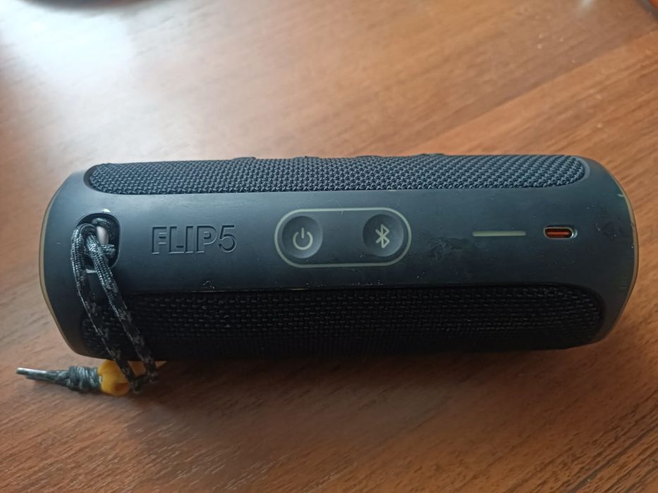 Продам блютуз колонку JBL flip 5