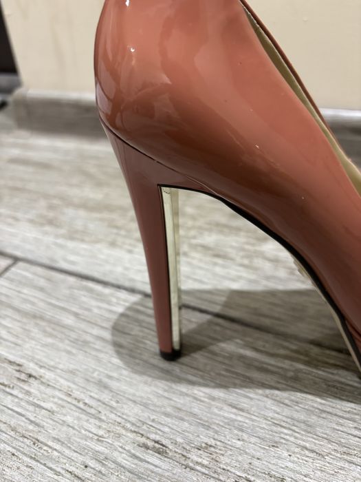 Оригинални обувки на ток guess