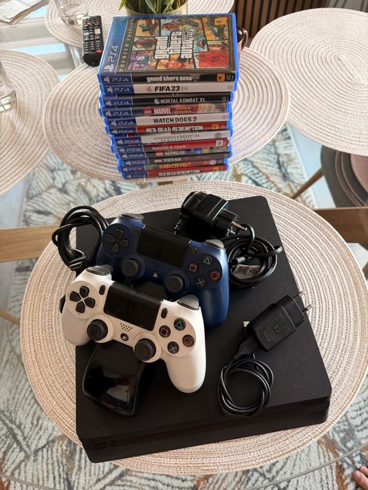 Vand ps4 cu 12 jocuri