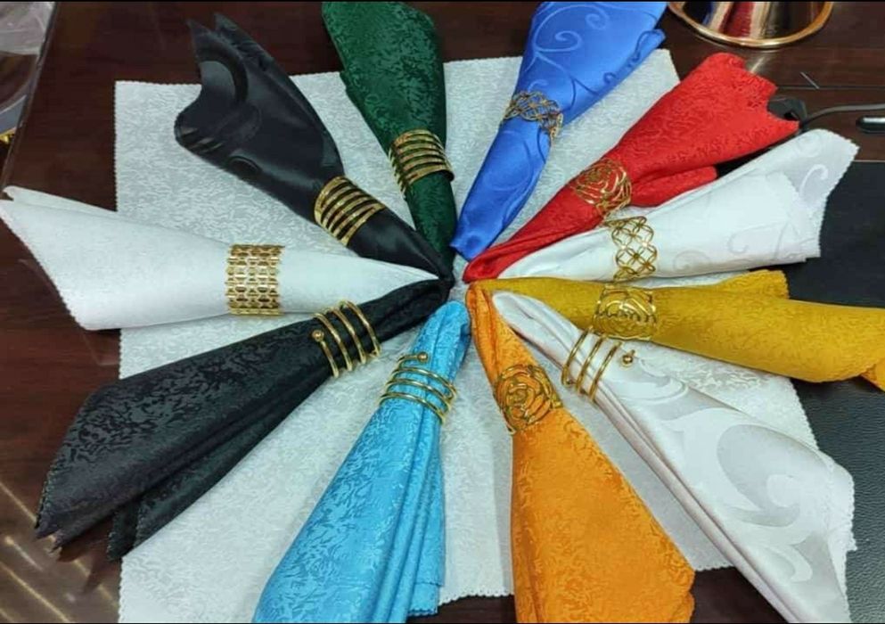 Firma vinde fete de masa din brocart