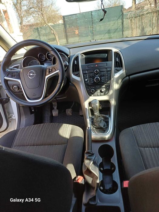 Direct proprietar, vand Opel Astra Sports Tourer 2011, 1.7 Diesel 130cp | cutie manuala 6+1 | 214500km reali | ITP, revizii si acte la zi | 4200€ fix