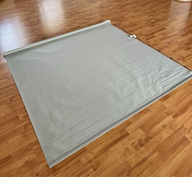 2 jaluzele rulou, una gri si una alba mai mica