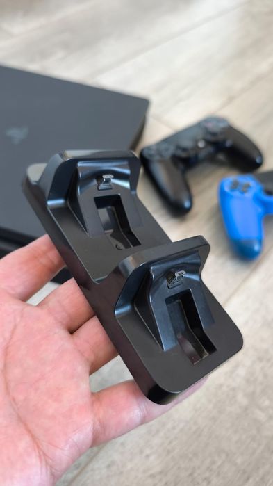 Playstation 4 Slim 1TB + 2 геймпада + 25 игр