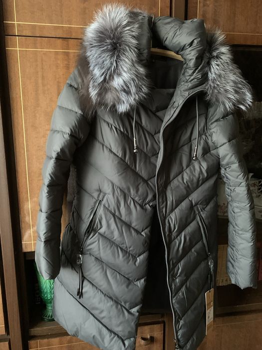 Продается новая куртка-пуховик с капюшоном