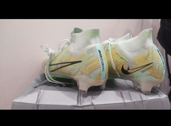 Бутсы и сороконожки