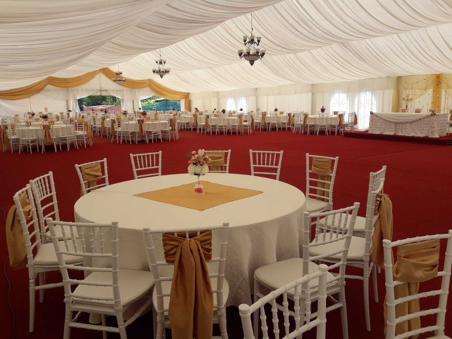 De Vanzare Mese Rotunde/Vand Pernute Scaune/Cort de Vanzare 8 sau 15 m