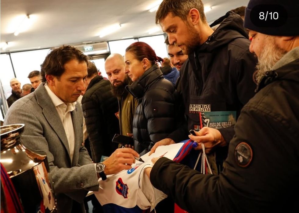 Carte Marius Lăcătuș