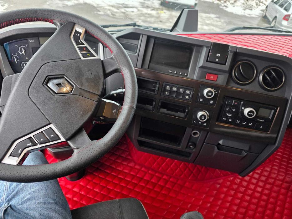 Cap tractor Renault T520