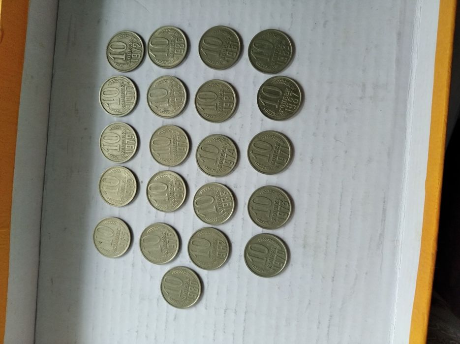 Монеты. достоинством 100 т