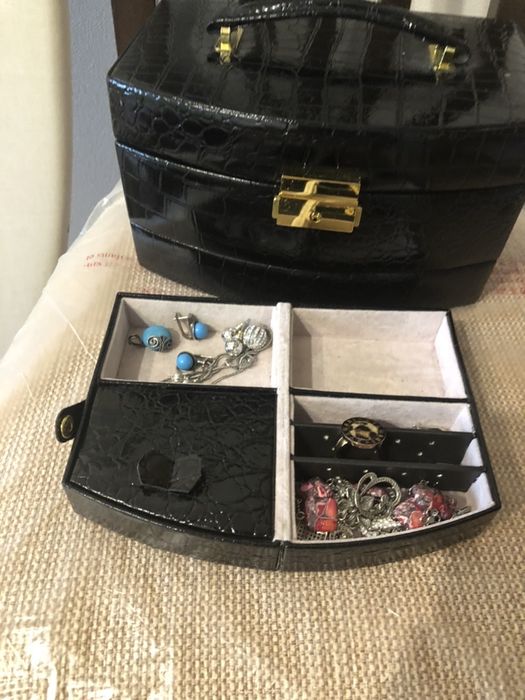 Продам чемоданчик для хранения украшений
