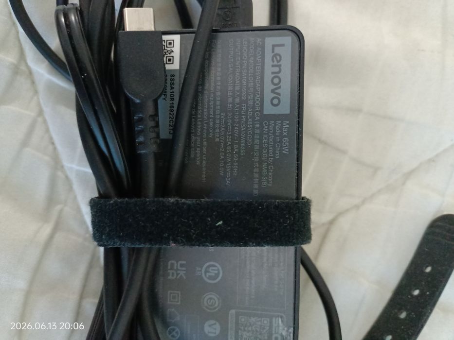 Alimentatoare laptop diverse, toate funcționale.