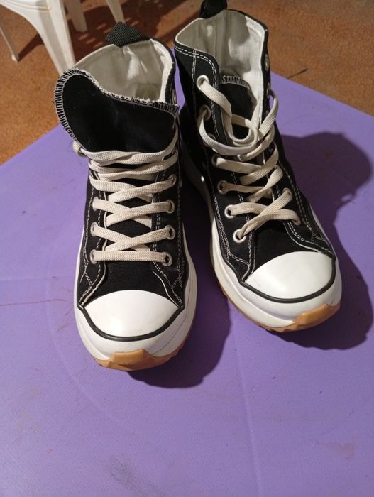 Vînd încălțăminte femei Converse,