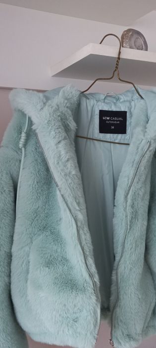 Haina din blana  "verde-mentă",pentru damă.