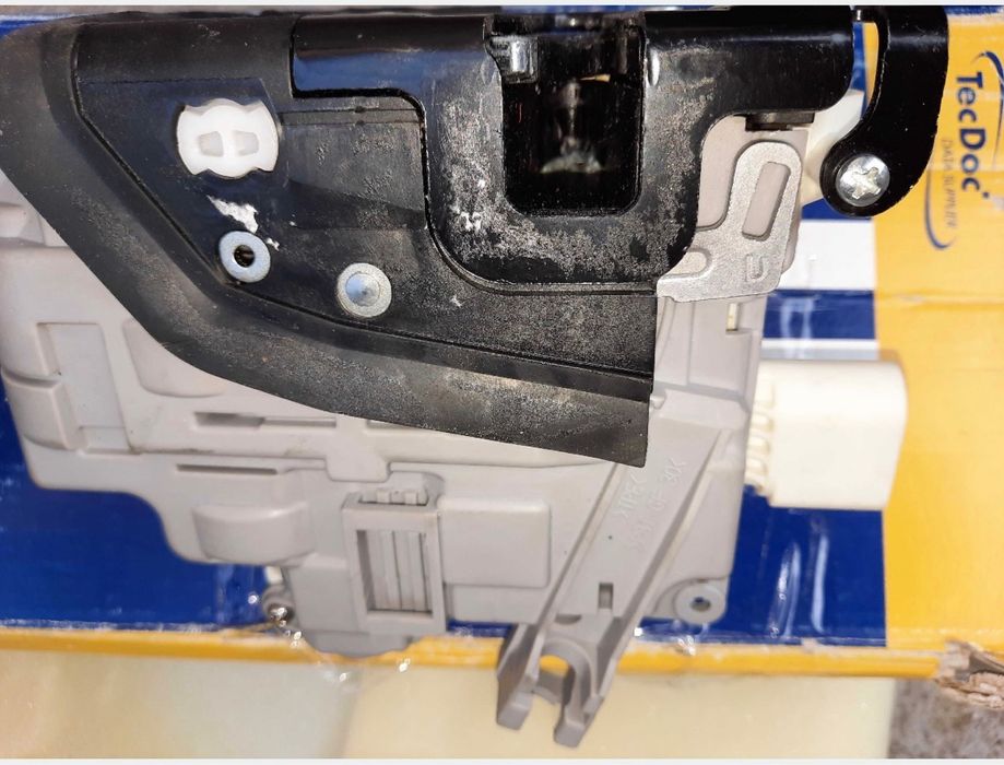 Incuietoare usa fata dreapta VW Passat,Skoda OctaviaSuperb ,Seat Leon