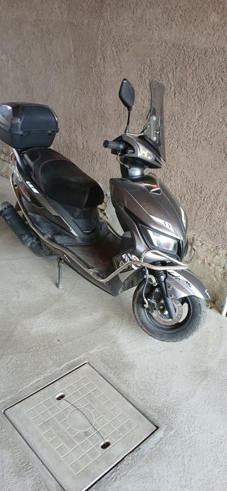 Largo motors brendiga tegishli motosikl sotiladi.