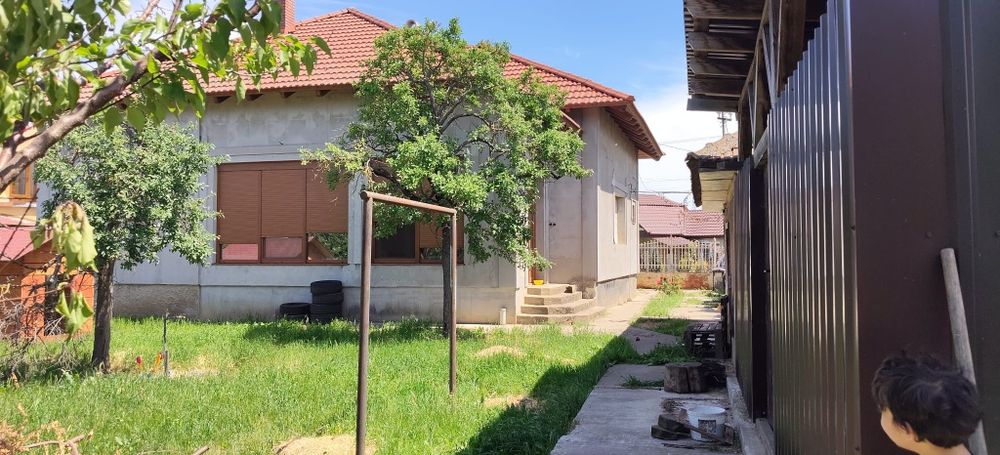Casă solidă din cărămidă, 3 camere, curte mare, garaj și livadă