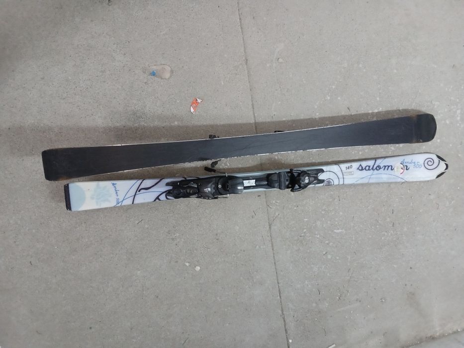 Vând schiuri 140