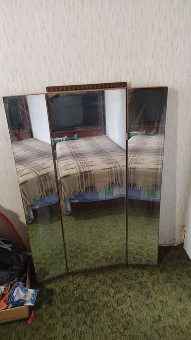 Продавам старинно огледало