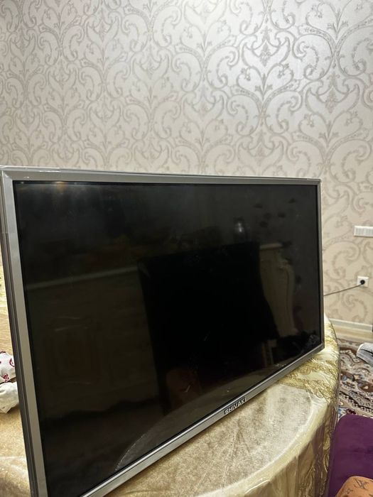 Televizor yengide turibdi