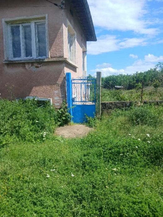 Продавам къща в село Малорад област Враца къщата отвътре е след основен ремонт ново вейка вода на всякъде къщата разполага и със кладенец